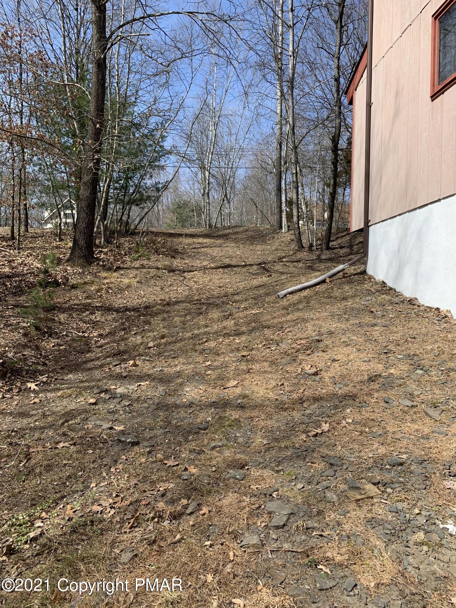 261 Kirkham Road Bushkill, PA 18324 - Photo 10 of 51 9-Left Side