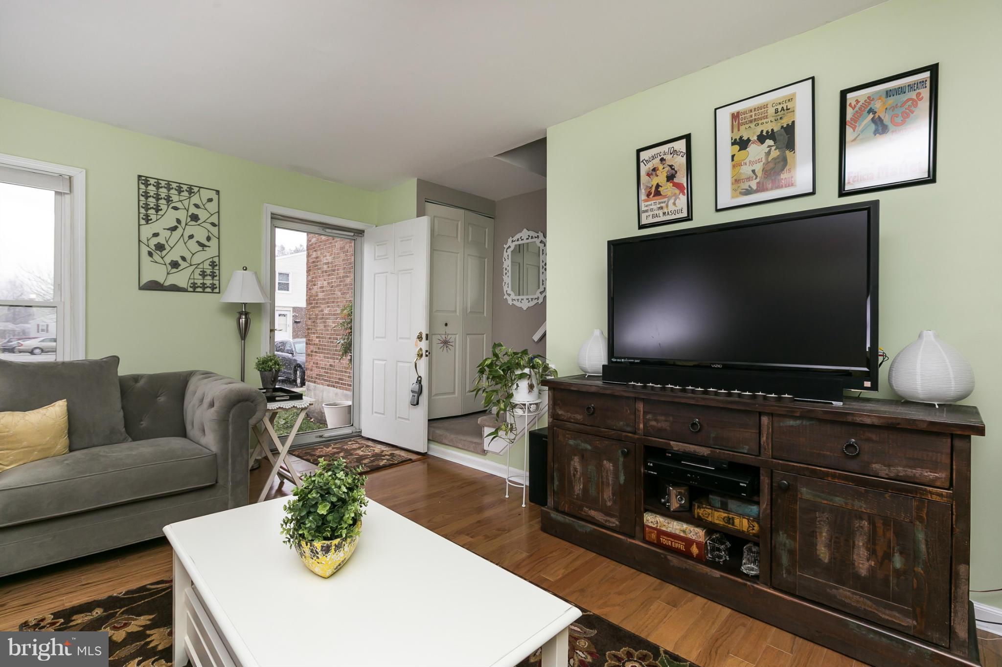 14 Colleton Court Baltimore, MD 21236 - Photo 3 of 29 Living Room