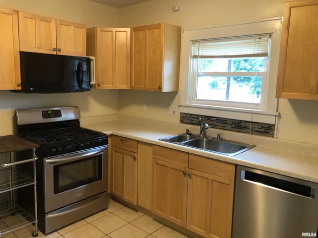 $1,995 | 2929 Davenport Avenue, Davenport, IA 52803