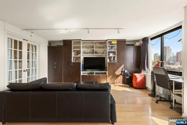 $4,500 | 700 Grove Street, Unit 9M, Jersey City, NJ 07310