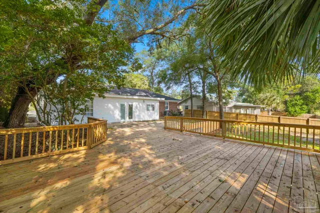 a view of a backyard