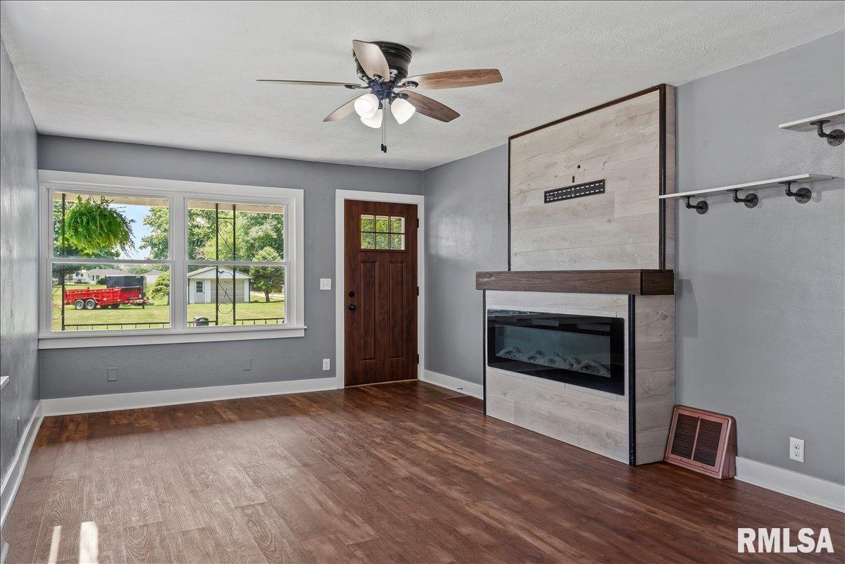 806 9th Street Pawnee, IL 62558 - Photo 6 of 36