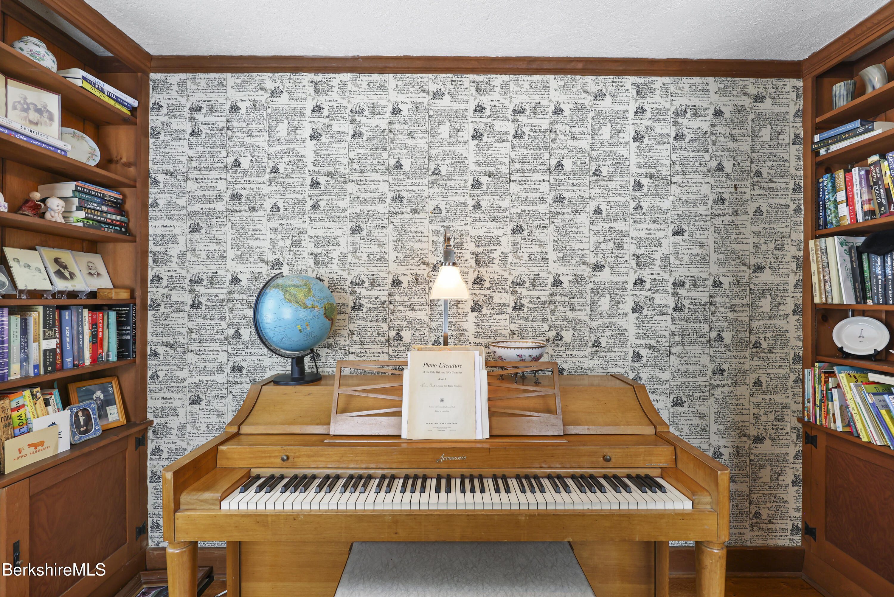 221 Holmes Road Pittsfield, MA 01201 - Photo 17 of 36 165 Den