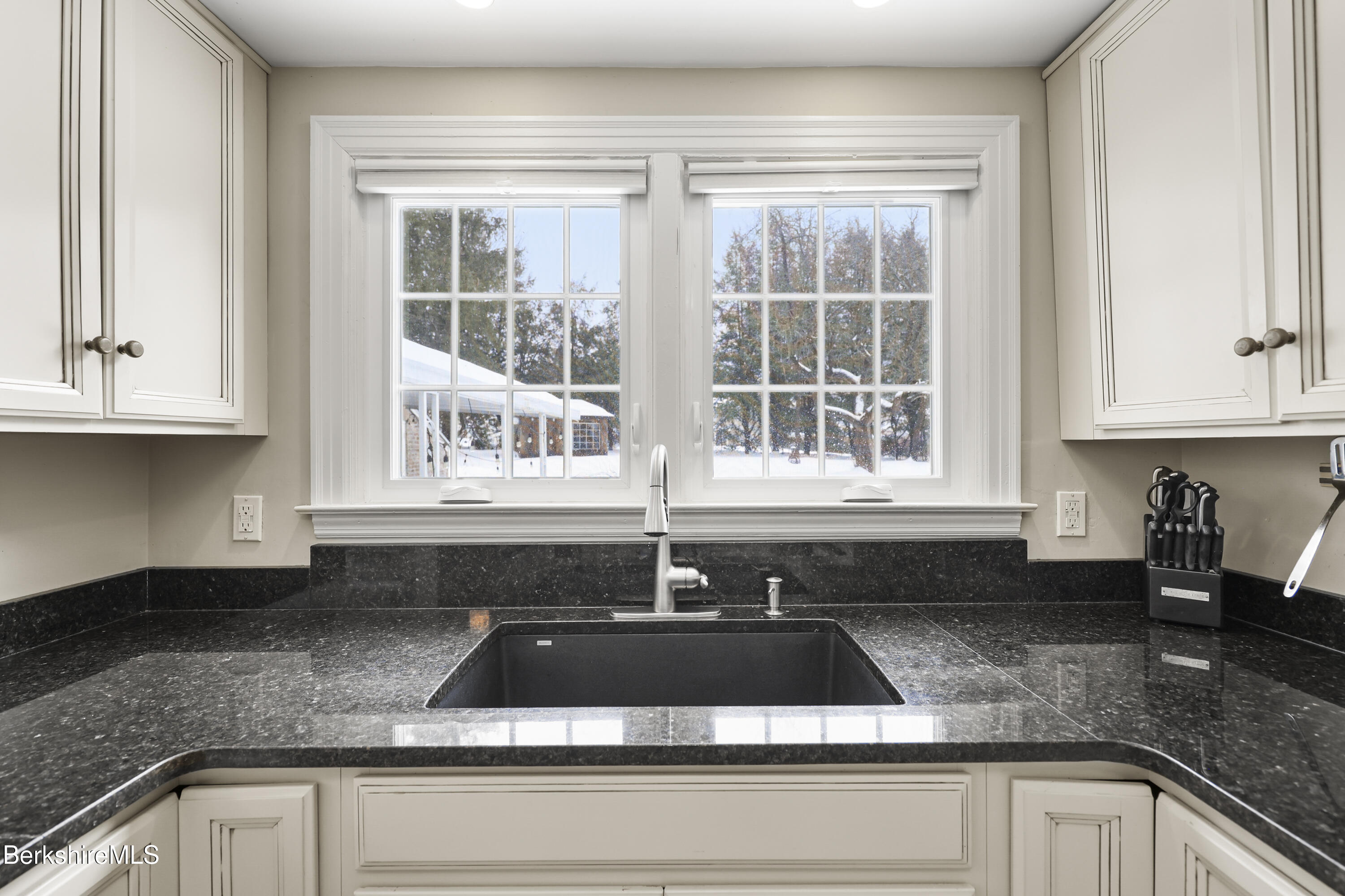 221 Holmes Road Pittsfield, MA 01201 - Photo 6 of 36 140 Kitchen