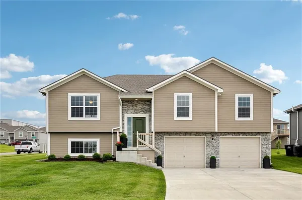 $379,900 | 1003 Northwest Hilltop Lane, Grain Valley, MO 64029