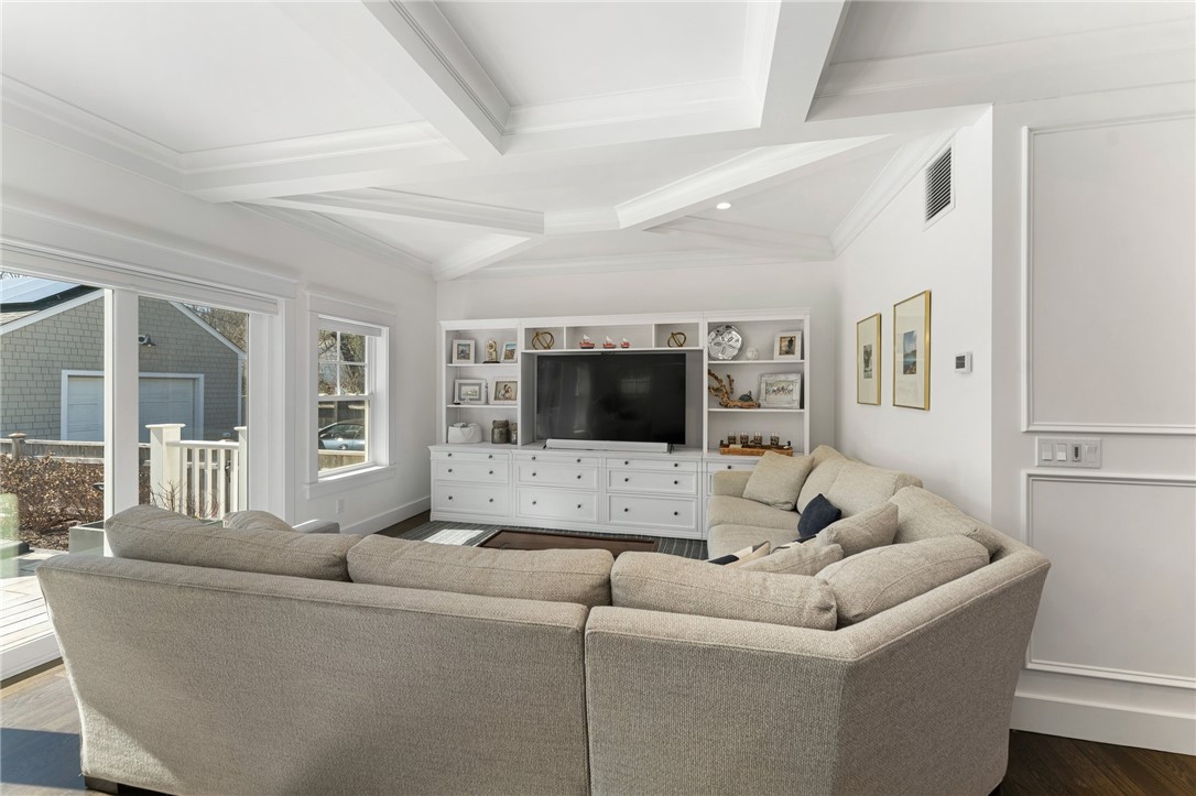 72 Rodman Street Narragansett, RI 02882 - Photo 10 of 49