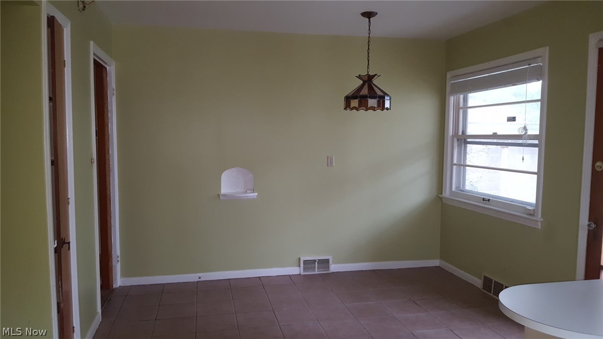 17403 Neff Road Cleveland, OH 44119 - Photo 11 of 35