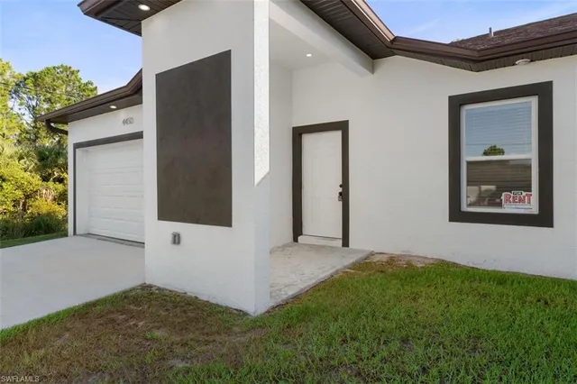 a view of an front door and porch