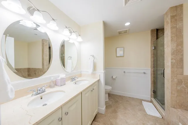 a en suite bathroom with a double vanity sink mirror and