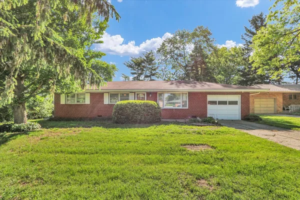 a view of a house with a yard