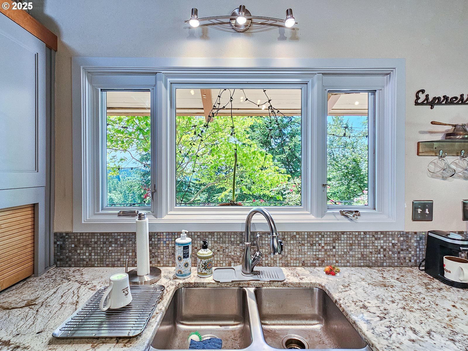 10059 Southwest 57th Place Portland, OR 97219 - Photo 15 of 47