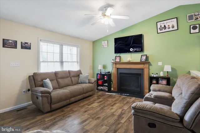 $400,000 | 40 Lookout Point Way, Linden, VA 22642