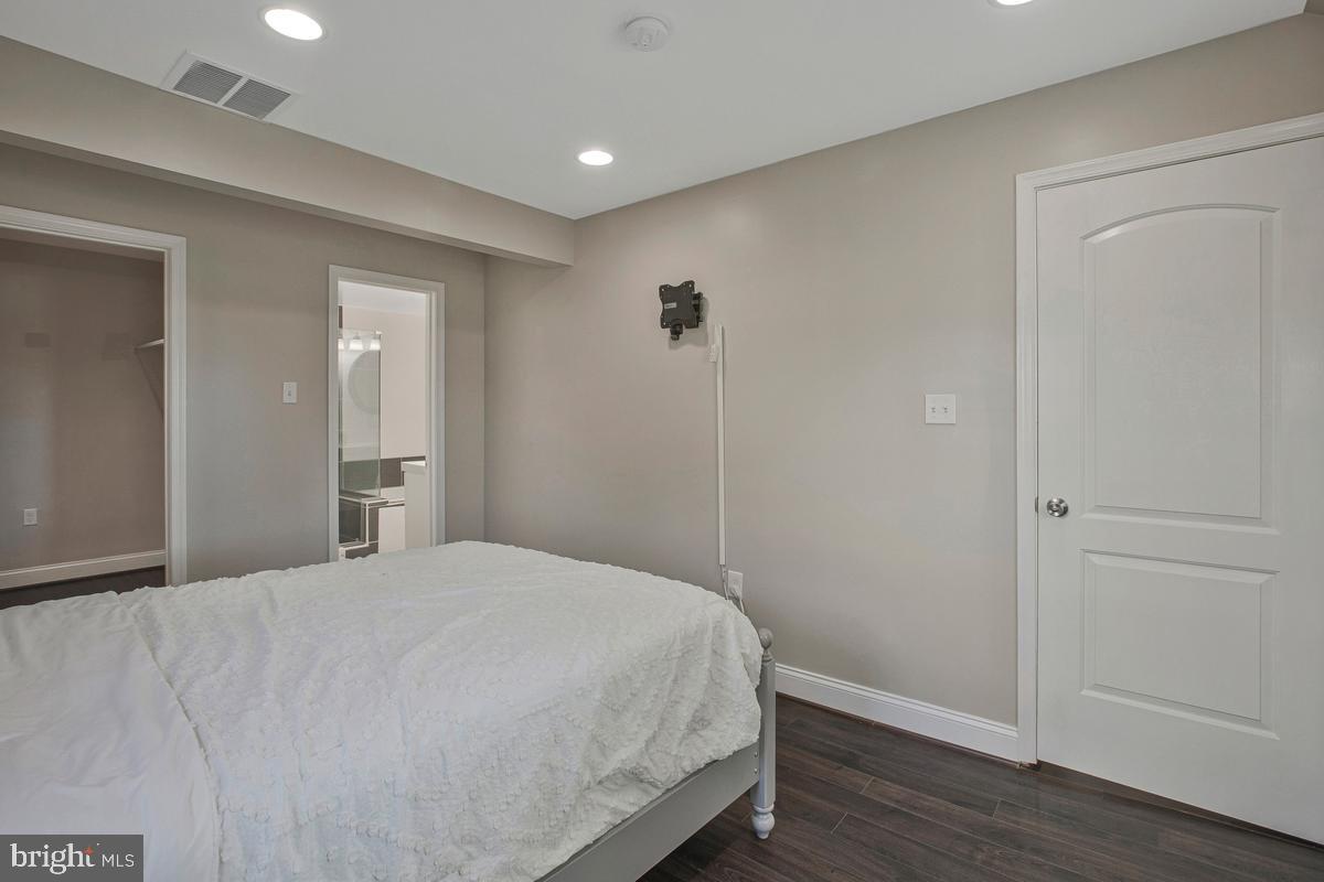 3415 Sollers Point Road Dundalk, MD 21222 - Photo 12 of 38 Primary Bedroom