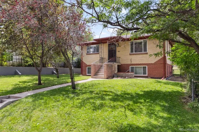 a view of a house with a backyard