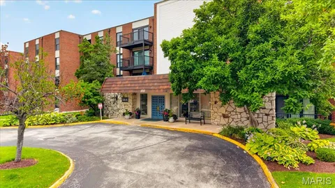 $249,900 | 564 Sarah Lane, Unit 104, St. Louis, MO 63141