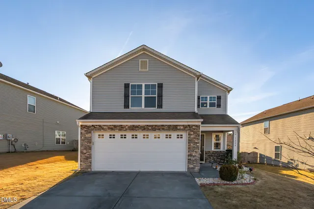 a view of a house with backyard