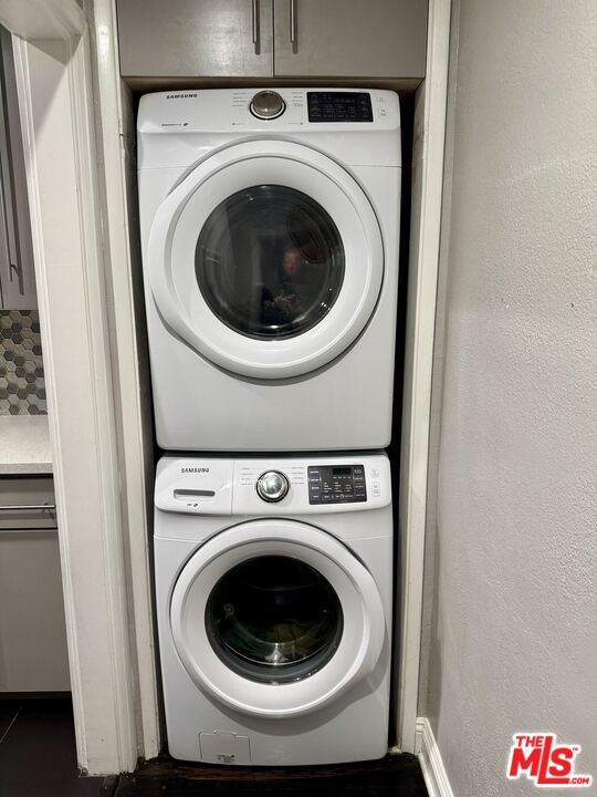 50 Elm Avenue, Unit 5 Long Beach, CA 90802 - Photo 13 of 44 a utility room with dryer and washer