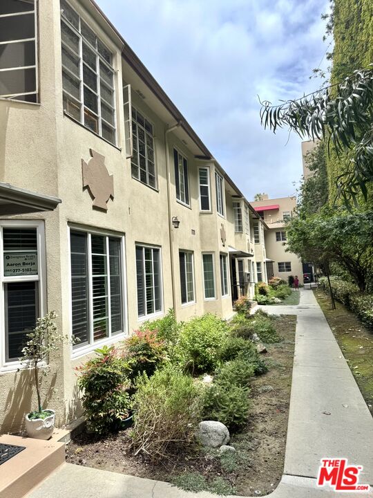50 Elm Avenue, Unit 5 Long Beach, CA 90802 - Photo 3 of 44 a front view of a house with a yard