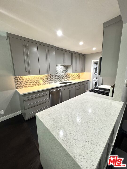 50 Elm Avenue, Unit 5 Long Beach, CA 90802 - Photo 35 of 44 a kitchen with stainless steel appliances a refrigerator and wooden floor