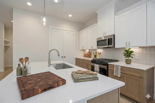 $2,400 | 6108 De Campo Street, Houston, TX 77091