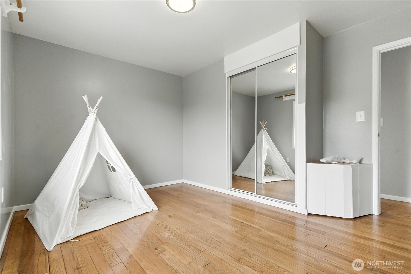 2510 Stephenson Avenue Bremerton, WA 98310 - Photo 18 of 40 an entryway in wooden floor hall witha front door
