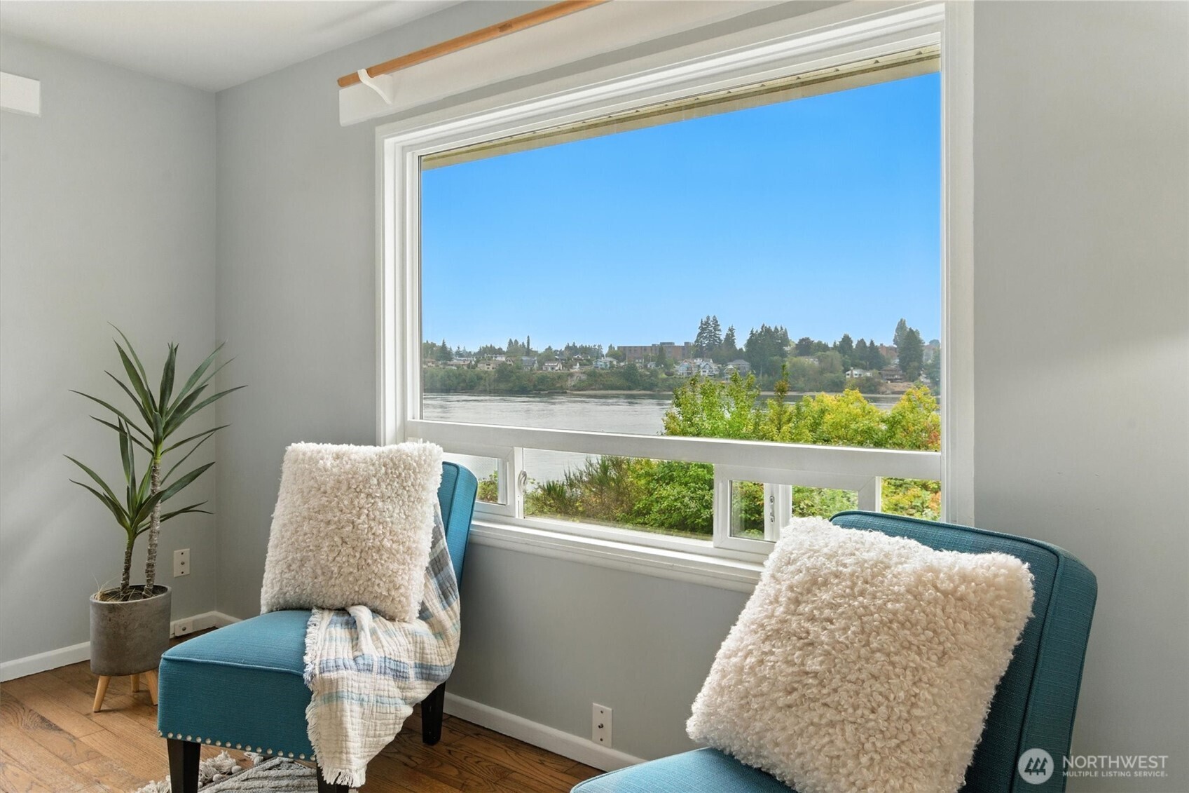 2510 Stephenson Avenue Bremerton, WA 98310 - Photo 26 of 40 a living room with a couch and a potted plant