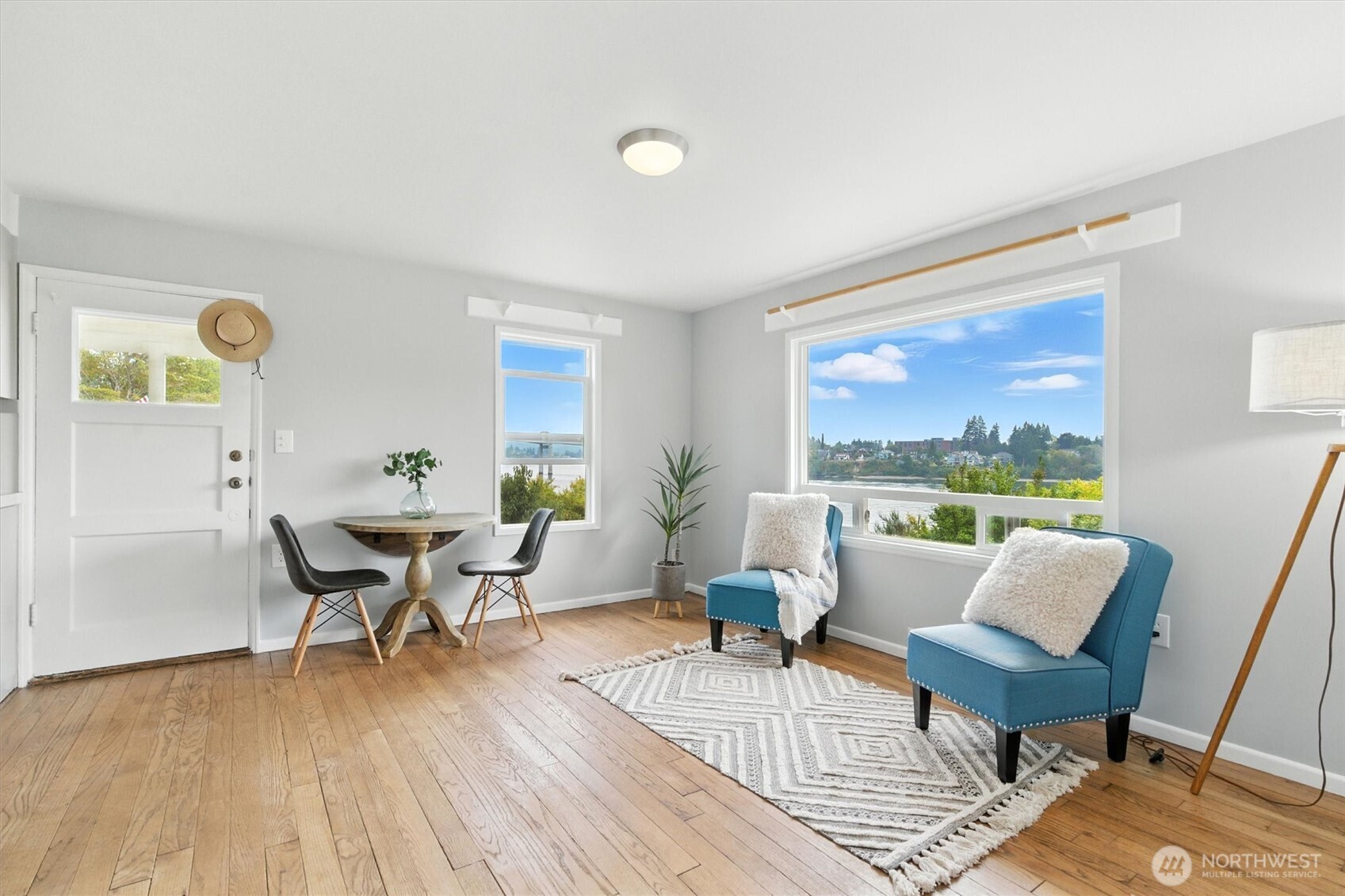 2510 Stephenson Avenue Bremerton, WA 98310 - Photo 28 of 40 a living room with furniture and a wooden floor