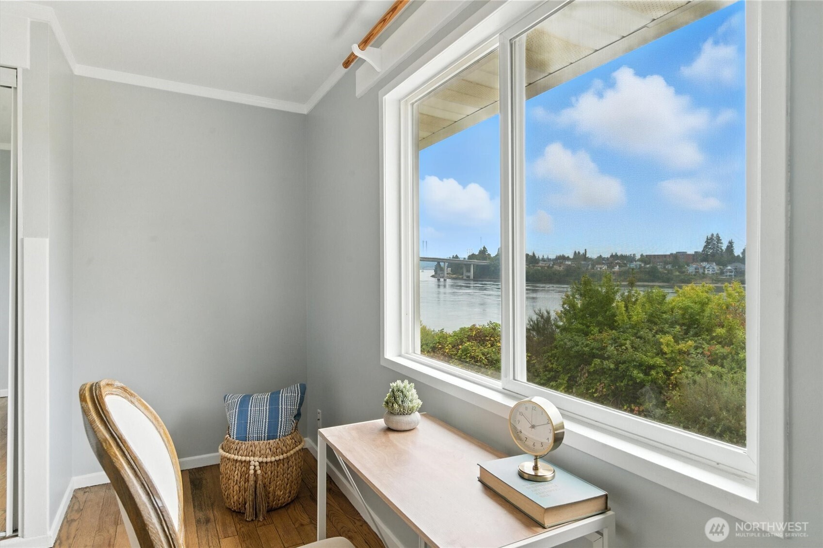 2510 Stephenson Avenue Bremerton, WA 98310 - Photo 29 of 40 a room with a window