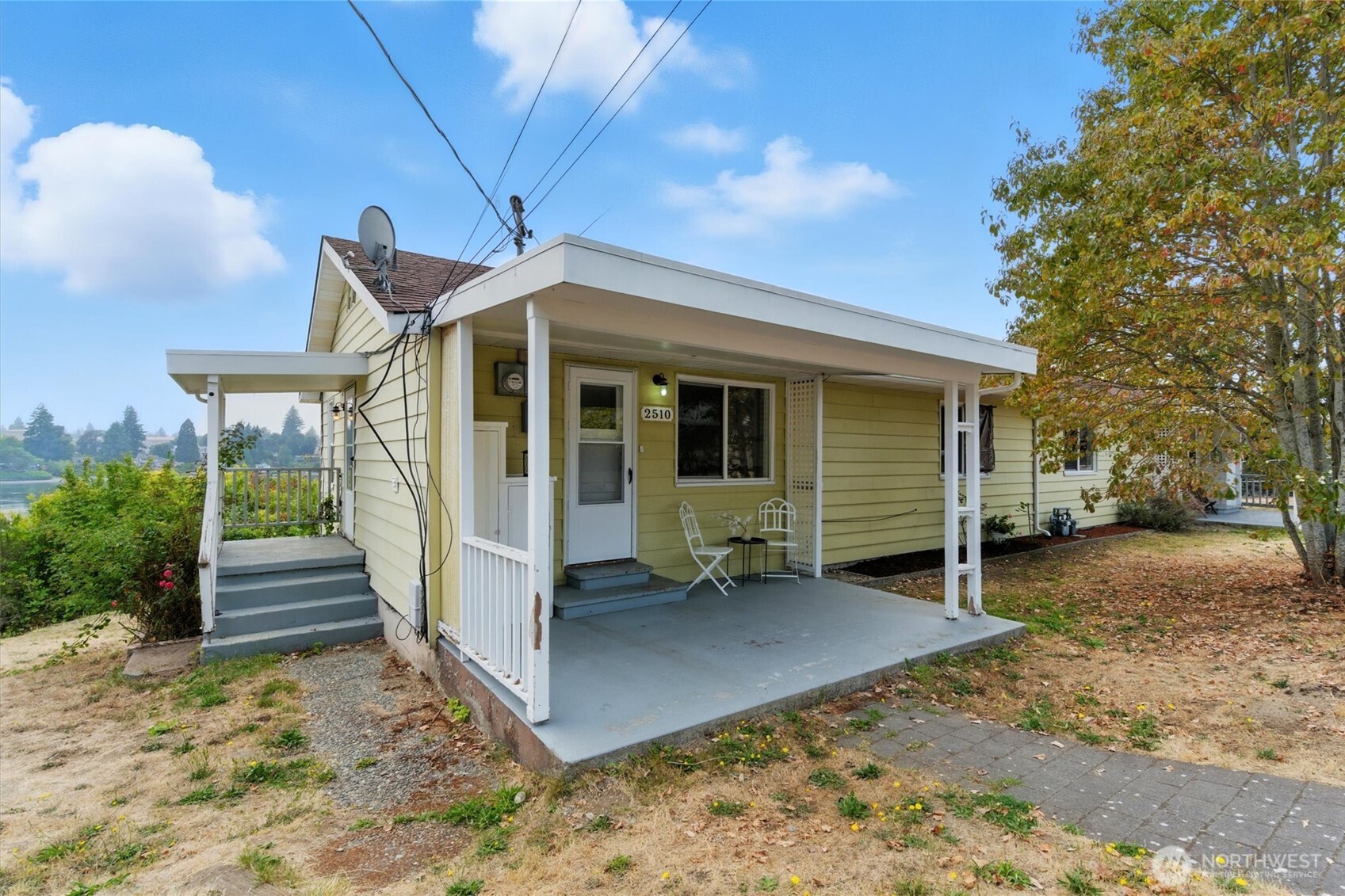 2510 Stephenson Avenue Bremerton, WA 98310 - Photo 35 of 40 a front view of a house with a yard