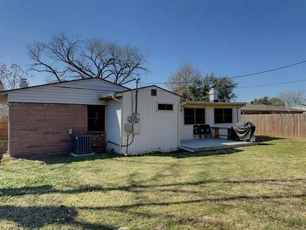 a view of a backyard