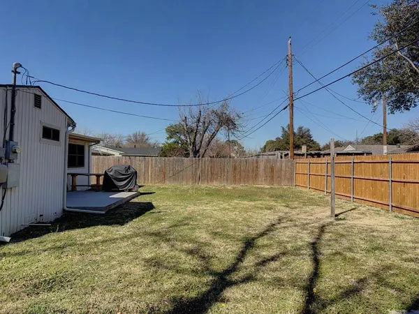 a view of a backyard
