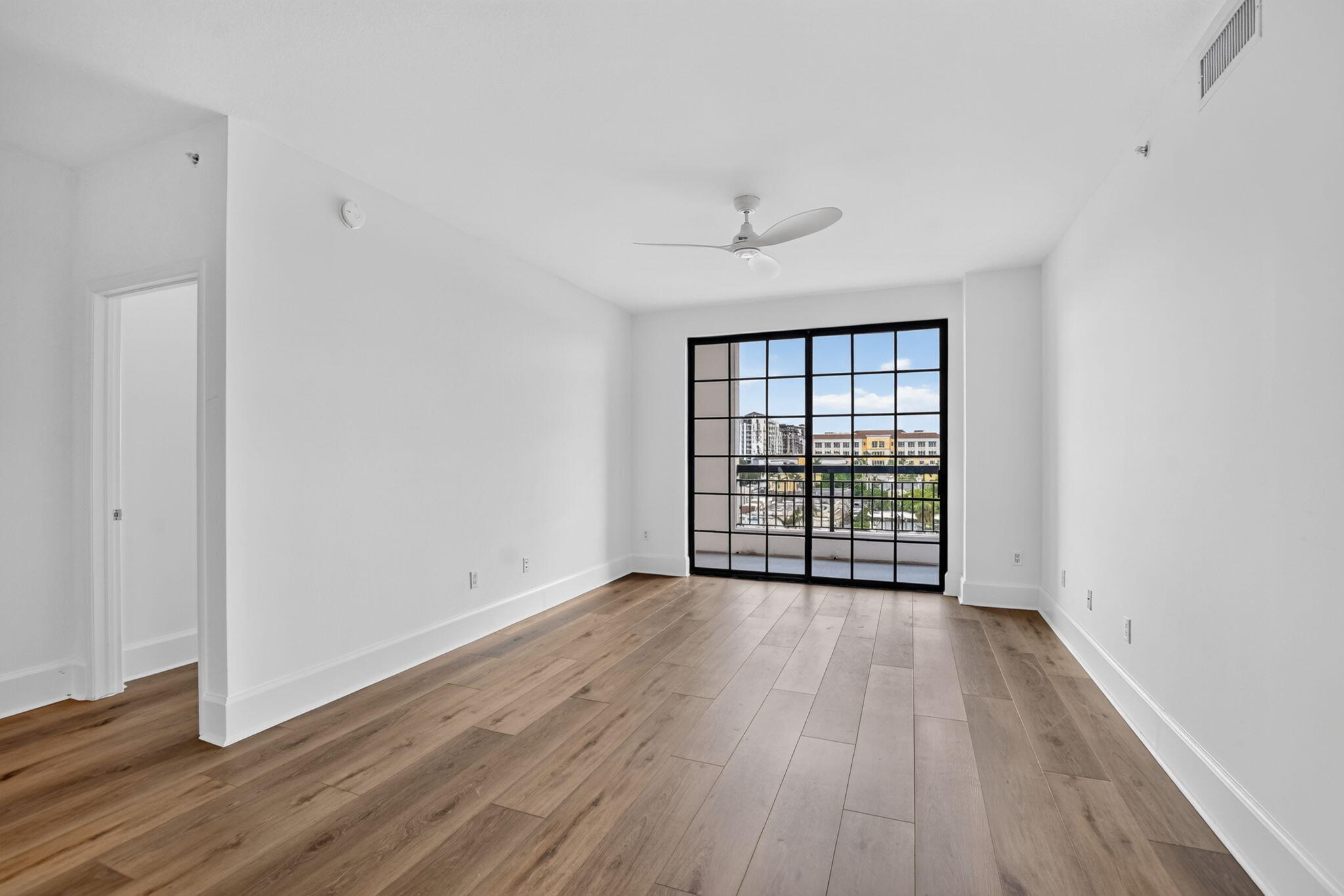 233 South Federal Highway, Unit 623 Boca Raton, FL 33432 - Photo 3 of 37 LIVING ROOM