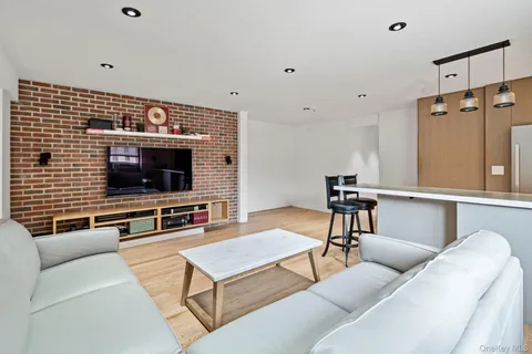 $325,000 | 52-21 65th Place, Unit 2J | Maspeth