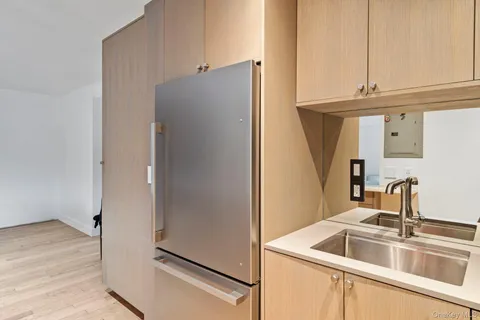 $325,000 | 52-21 65th Place, Unit 2J | Maspeth