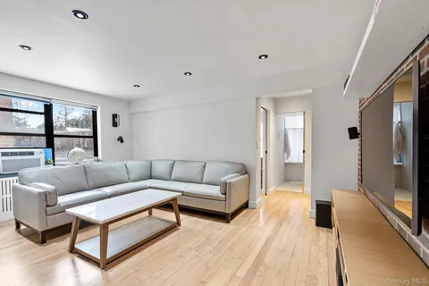 $325,000 | 52-21 65th Place, Unit 2J | Maspeth