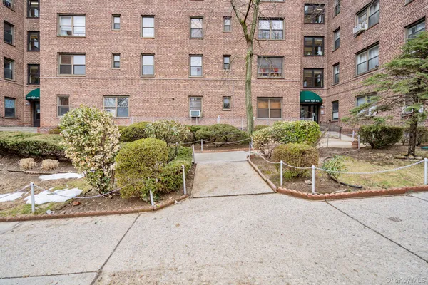$325,000 | 52-21 65th Place, Unit 2J | Maspeth