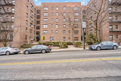 $325,000 | 52-21 65th Place, Unit 2J | Maspeth