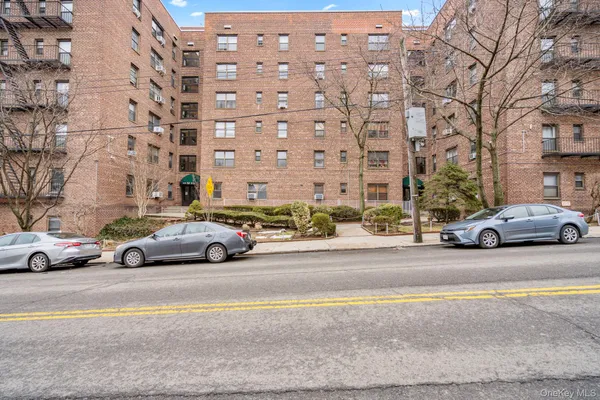 $325,000 | 52-21 65th Place, Unit 2J | Maspeth