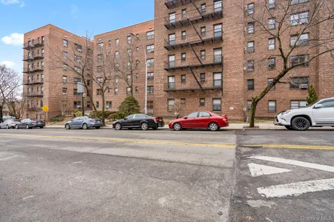 $325,000 | 52-21 65th Place, Unit 2J | Maspeth