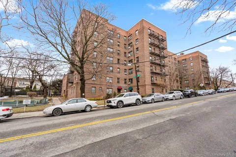 $325,000 | 52-21 65th Place, Unit 2J | Maspeth