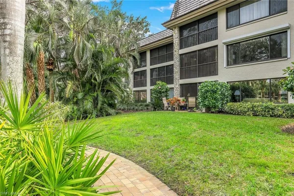 $4,000 | 5954 Pelican Bay Boulevard, Unit 222, Naples, FL 34108