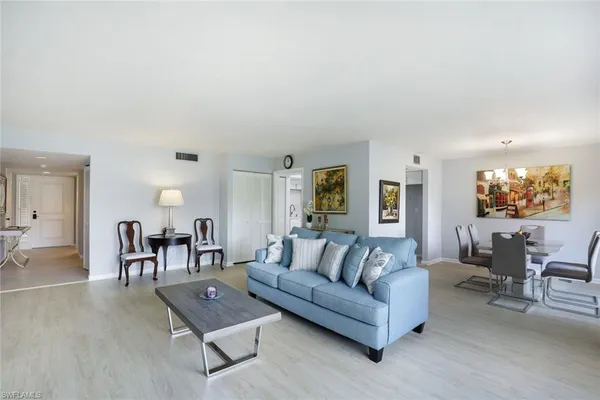$4,000 | 5954 Pelican Bay Boulevard, Unit 222, Naples, FL 34108