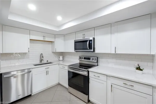 $4,000 | 5954 Pelican Bay Boulevard, Unit 222, Naples, FL 34108