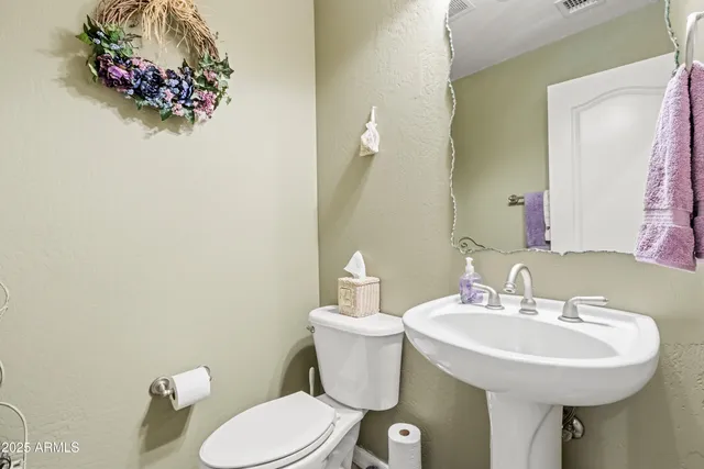 a view of a house with backyard and trees