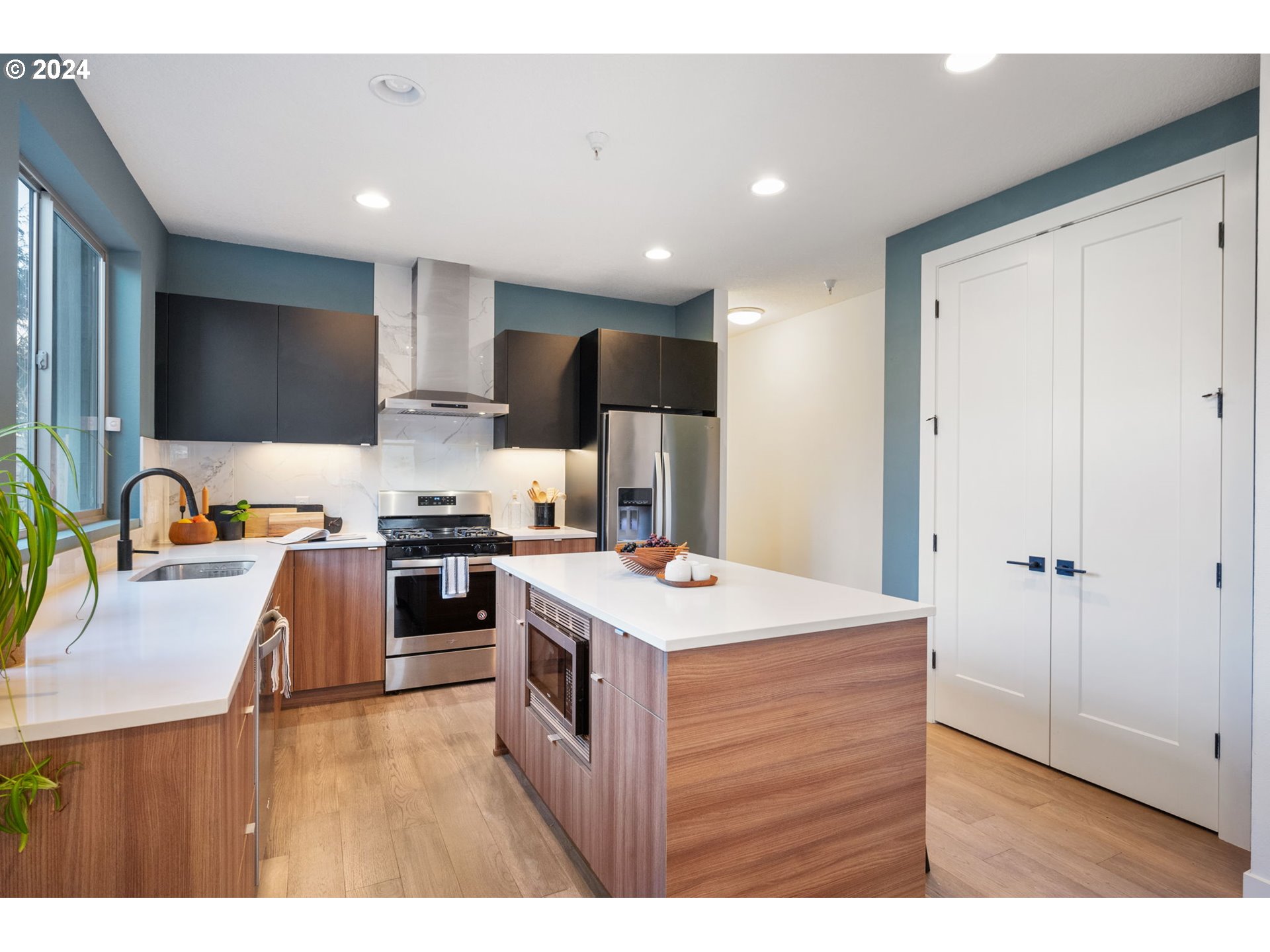 1616 Northeast 45th Avenue, Unit 1 Portland, OR 97213 - Photo 6 of 30 a kitchen with a sink stove and refrigerator