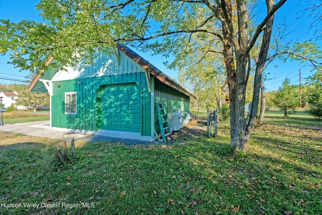 a view of a yard with plants