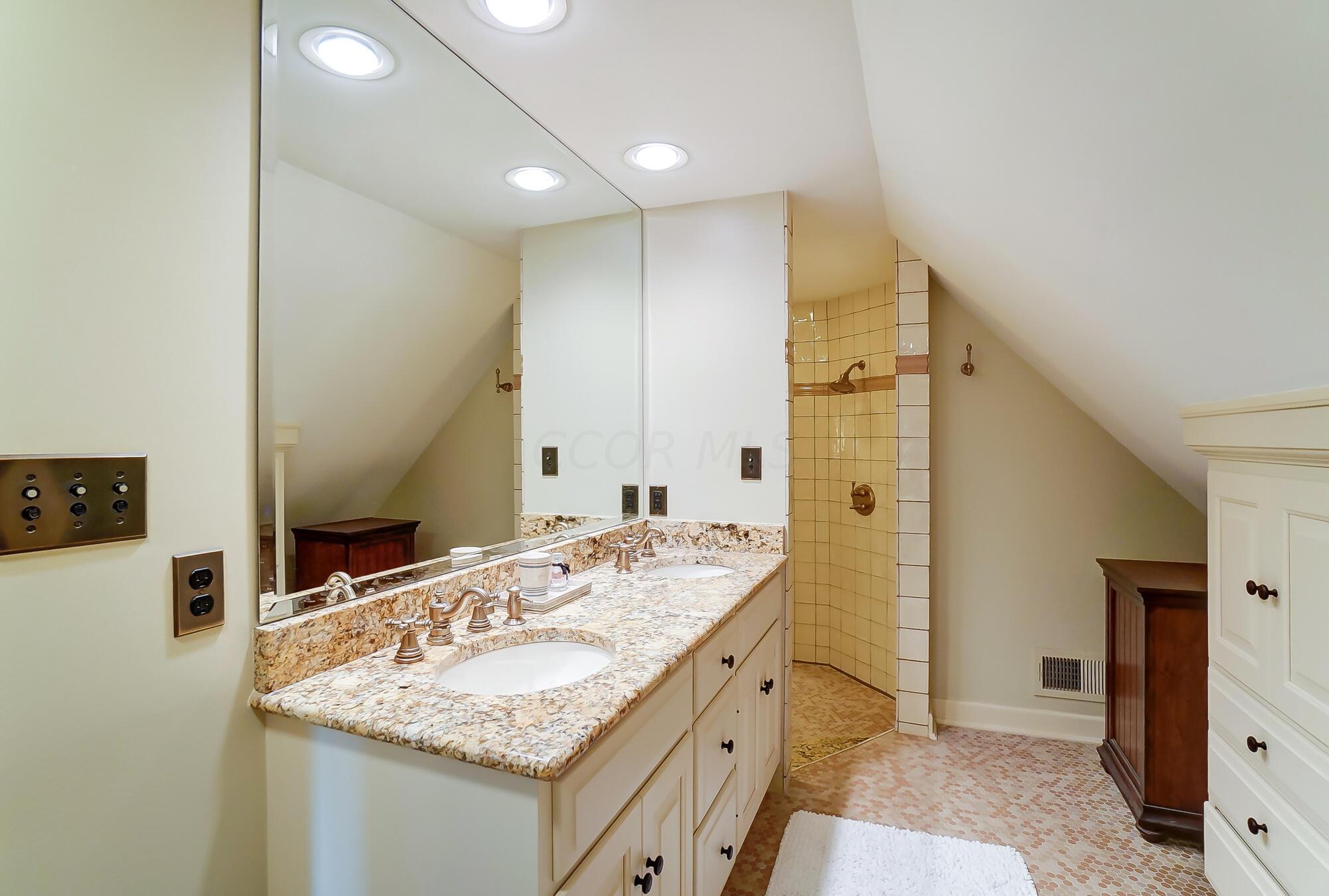 1874 Collingswood Road Upper Arlington, OH 43221 - Photo 54 of 113 058