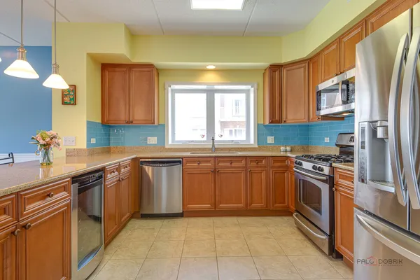 $3,200 | 799 Graceland Avenue, Unit 402A, Des Plaines, IL 60016