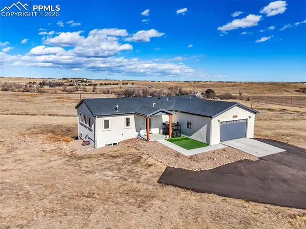a view of houses with sky view