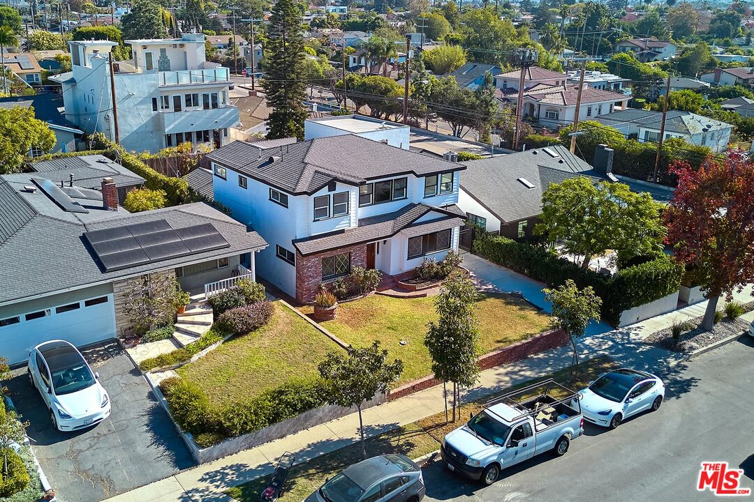 3492 Cabrillo Boulevard Los Angeles, CA 90066 - Photo 52 of 59 an aerial view of multiple houses with yard